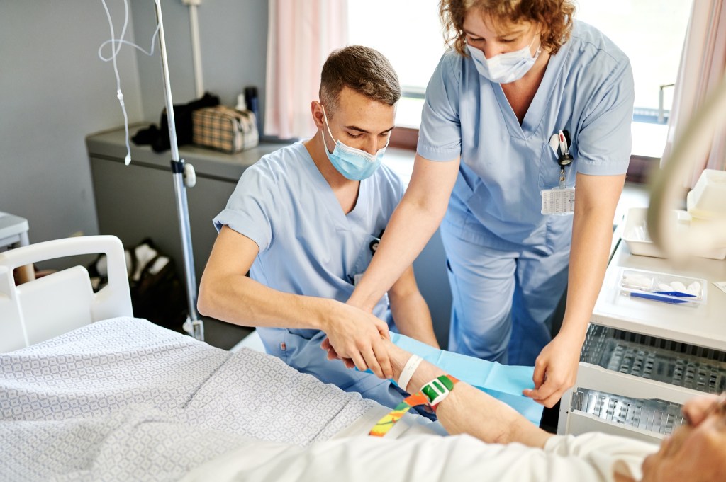 La prime d’attractivité de 7.000€ pour le personnel infirmier est prolongée jusqu’au 31 décembre 2024&nbsp;!